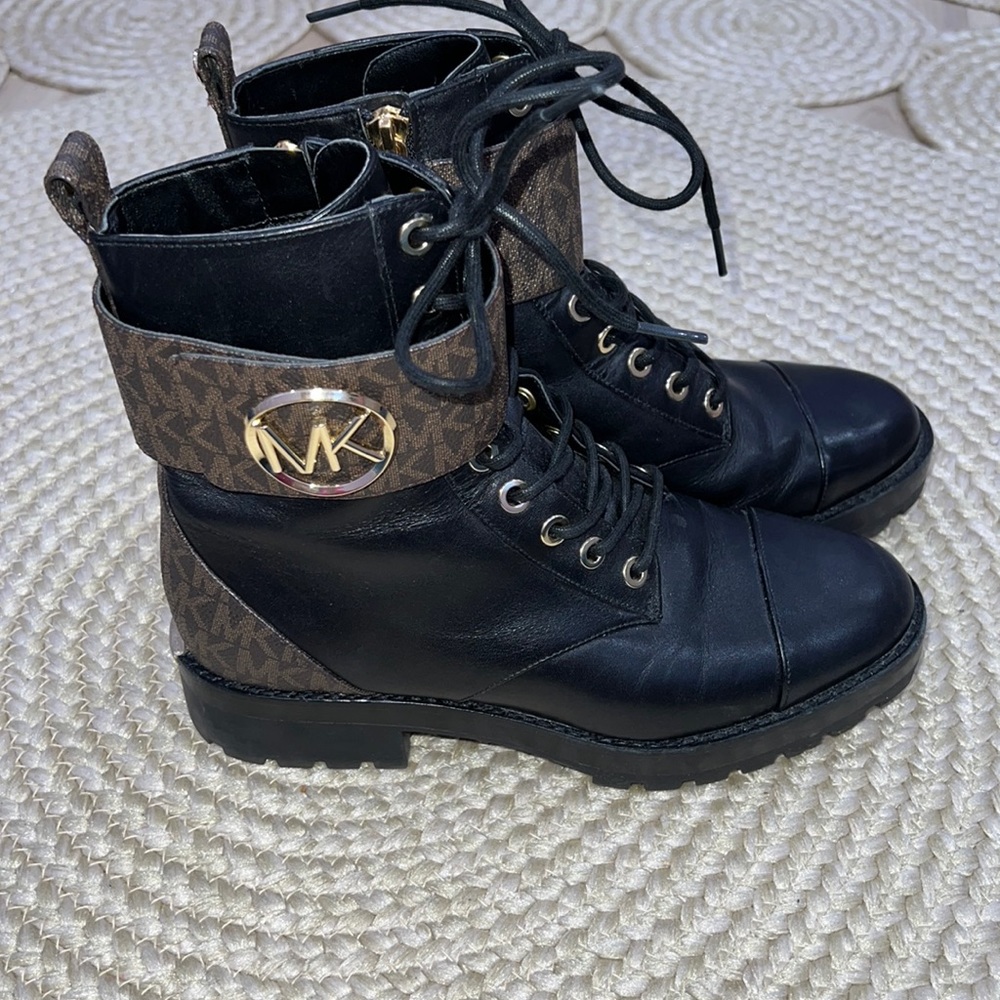 MICHAEL KORS women size 6M boots. Great condition.